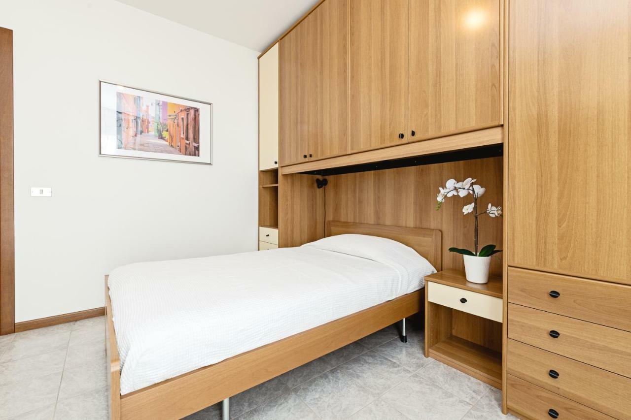 Colourful Flat Borgo Roma Apartment