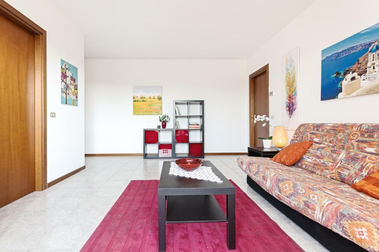 Colourful Flat Borgo Roma Apartment